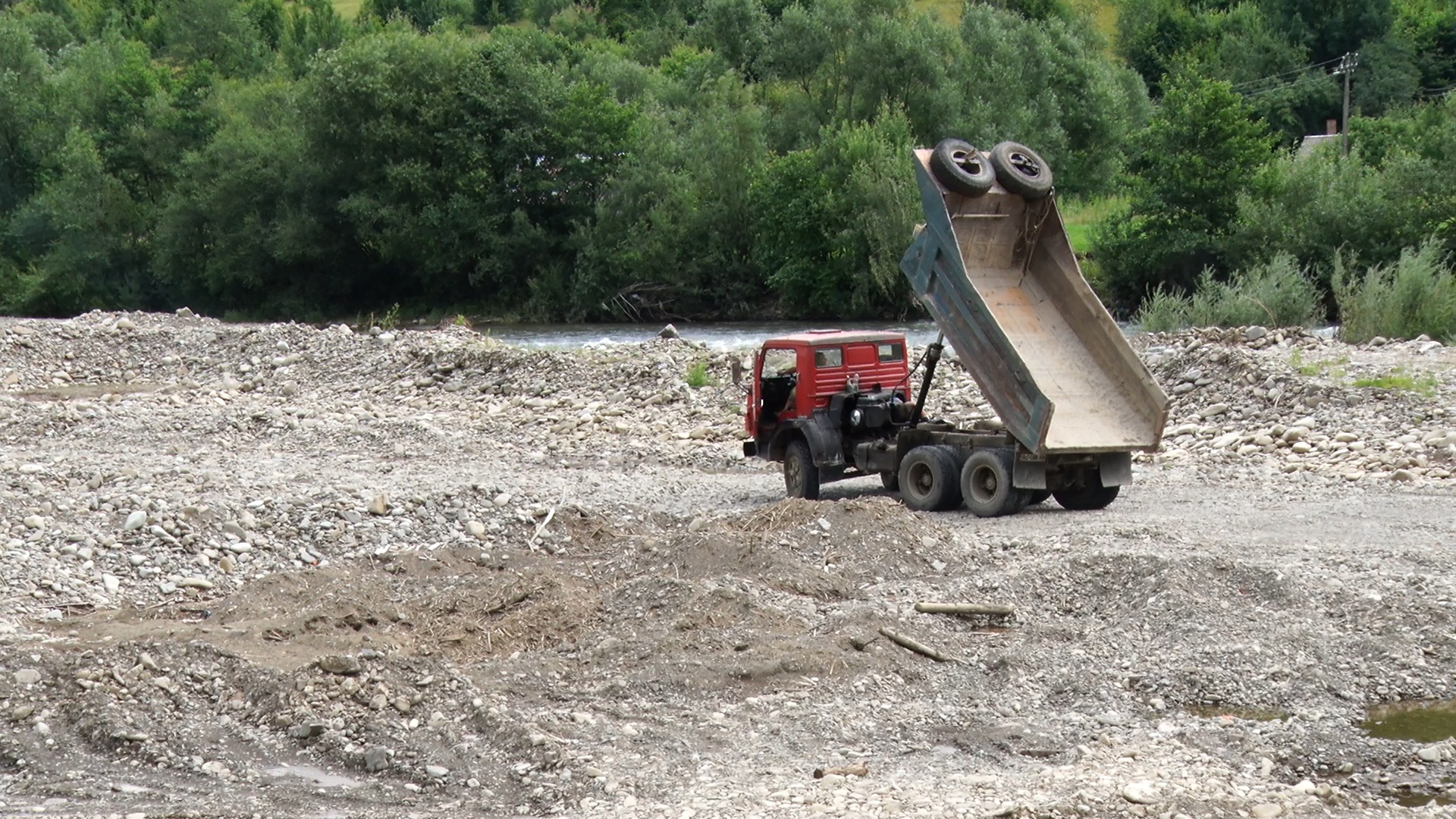 Зруйновану паводком дамбу у селі Красна на Тячівщині не можуть відбудувати вже рік (ВІДЕО)