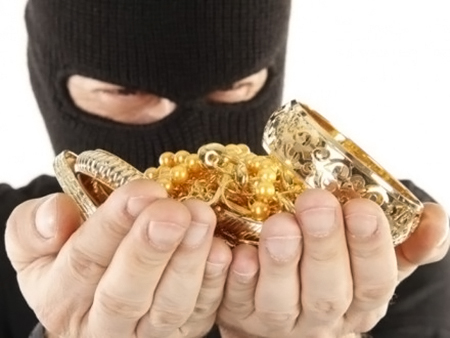 У Мукачеві поліція розкрила крадіжку золотих виробів