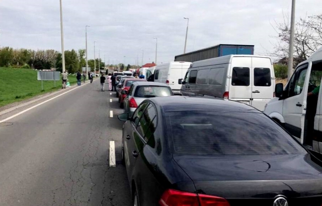 На Закарпатті на кордоні з Угорщиною утворилась чимала черга з автомобілів
