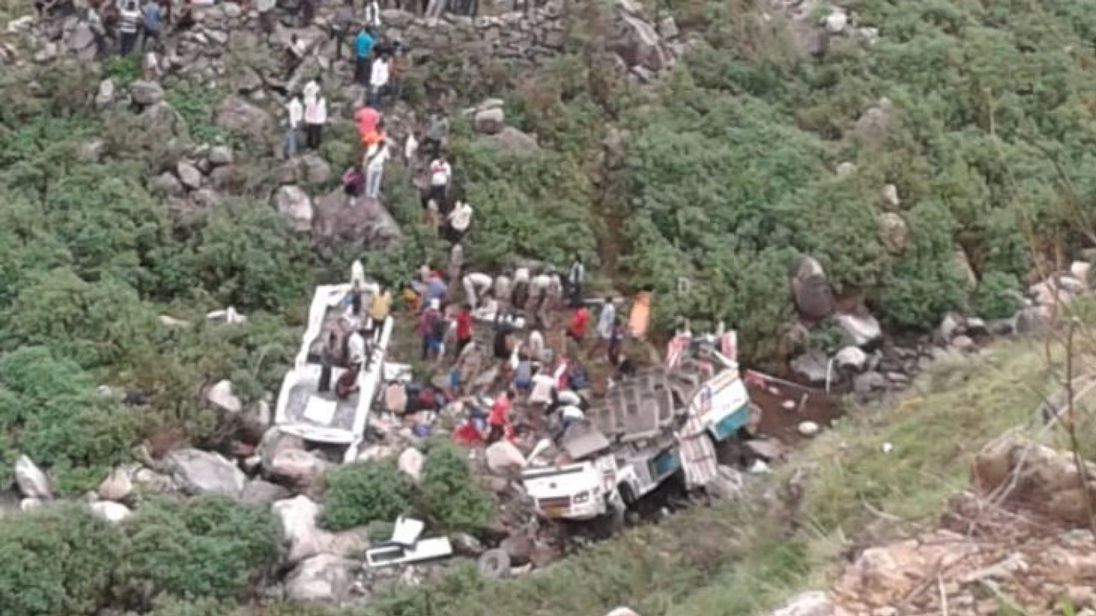 Моторошна трагедія: у Гімалаях пасажирський автобус зірвався в прірву з 213-метрової висоти – 42 загиблих (ФОТО)