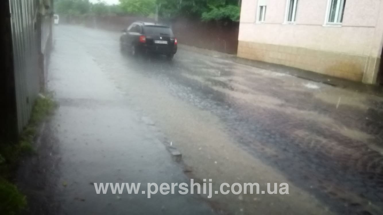Потужна злива обрушилася на Мукачево: середмістя "поплило" (ФОТО, ВІДЕО)