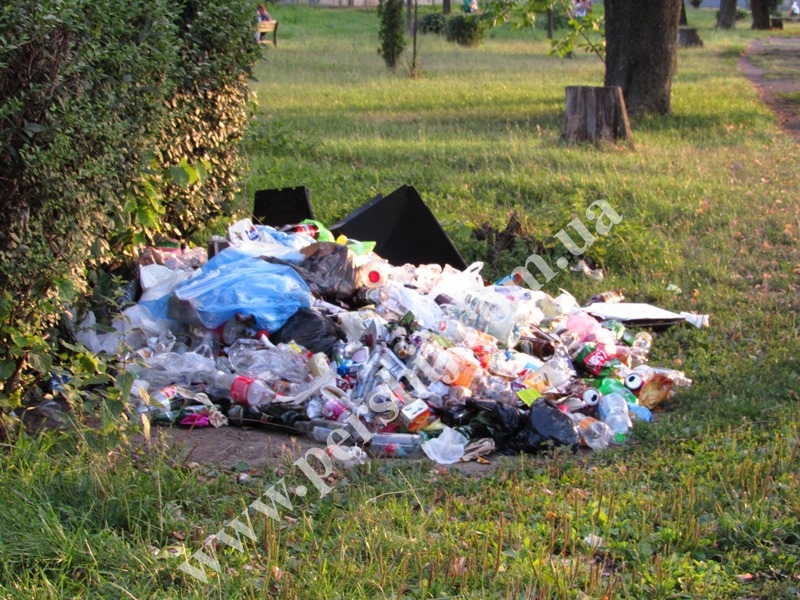 У Мукачеві в сквері на набережній знову влаштували сміттєзвалище (ФОТО)