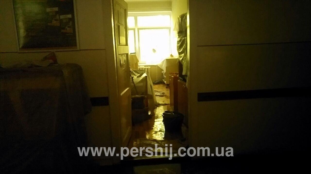 Кабінети Ужгородської районної лікарні залиті водою (ФОТО)