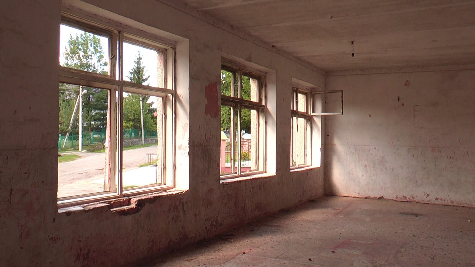 Закинута будівля на Ужгородщині пустує більше 15-ти років (ВІДЕО)