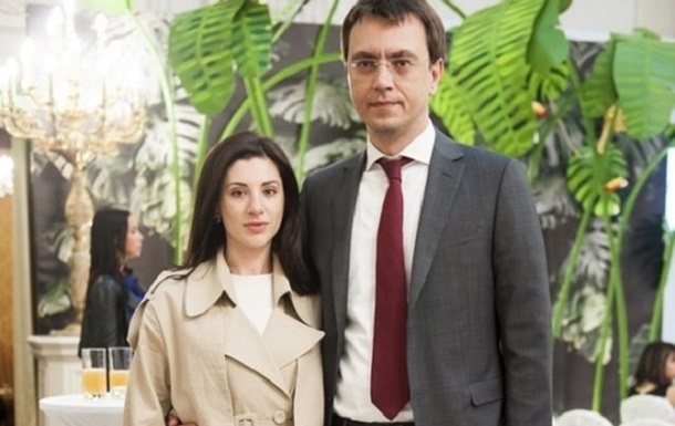 Дружина міністра Омеляна, який хоче заборонити пасажирські перевезення в Росію, активно продає там одяг