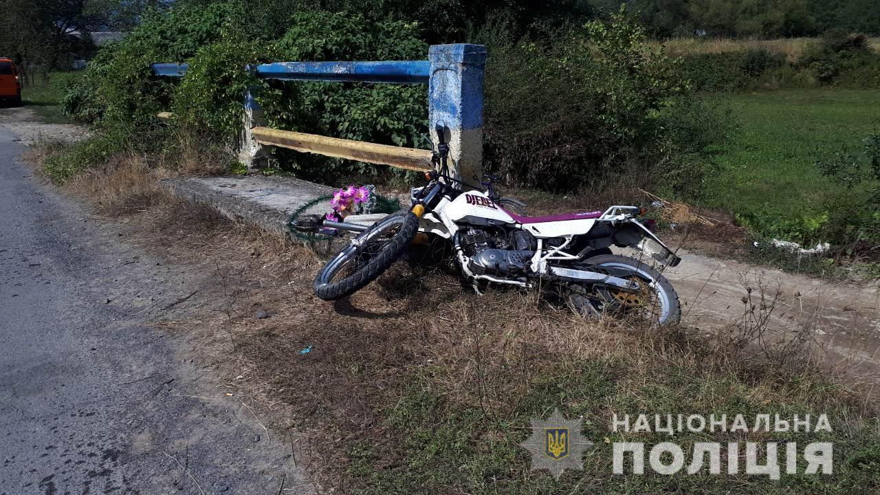 Жахлива ДТП на Закарпатті: мотоцикліст врізався у бетонну огорожу (ФОТО)