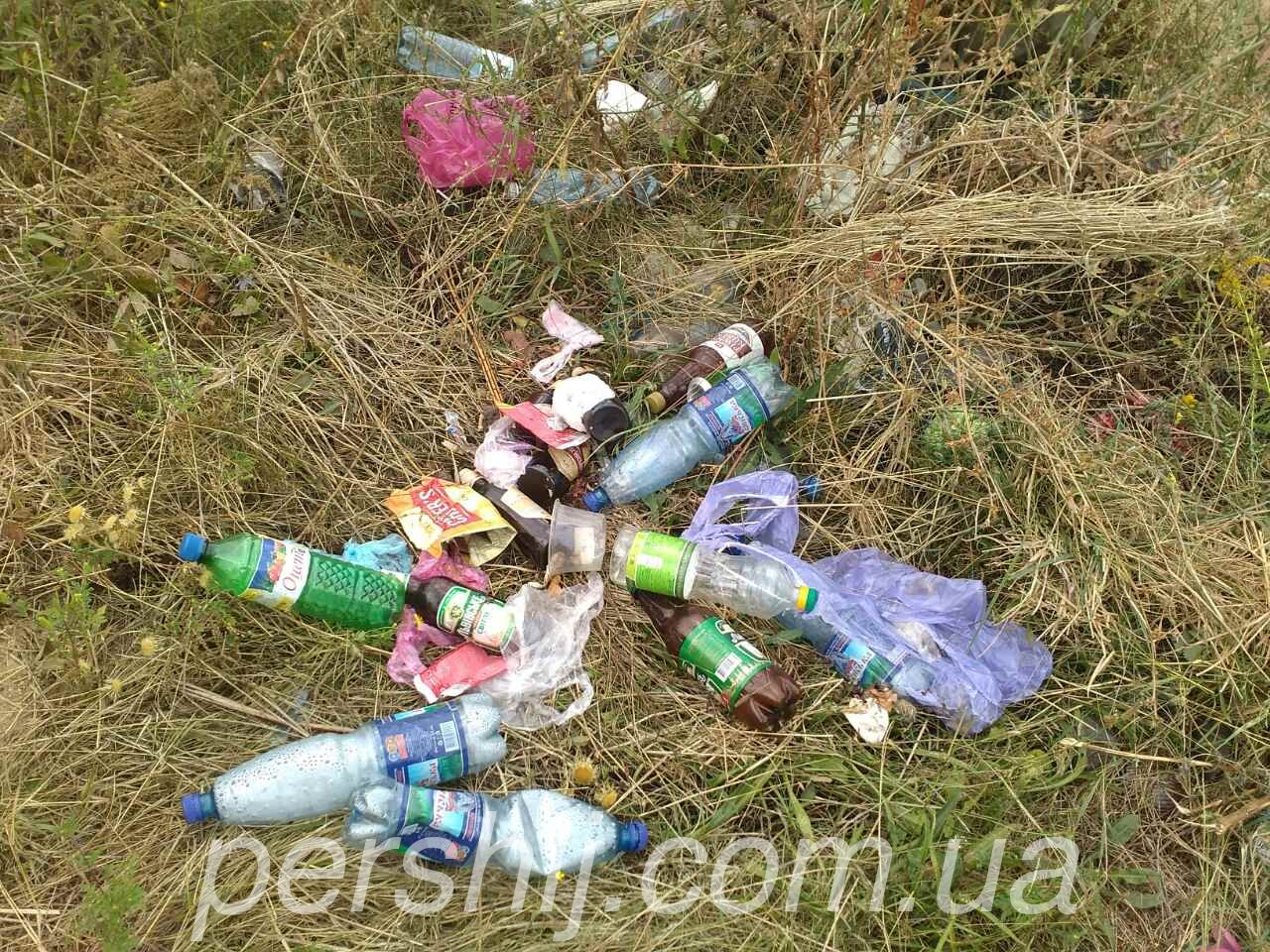 Центральне кладовище у Мукачеві потерпає від побутового сміття (ФОТО)