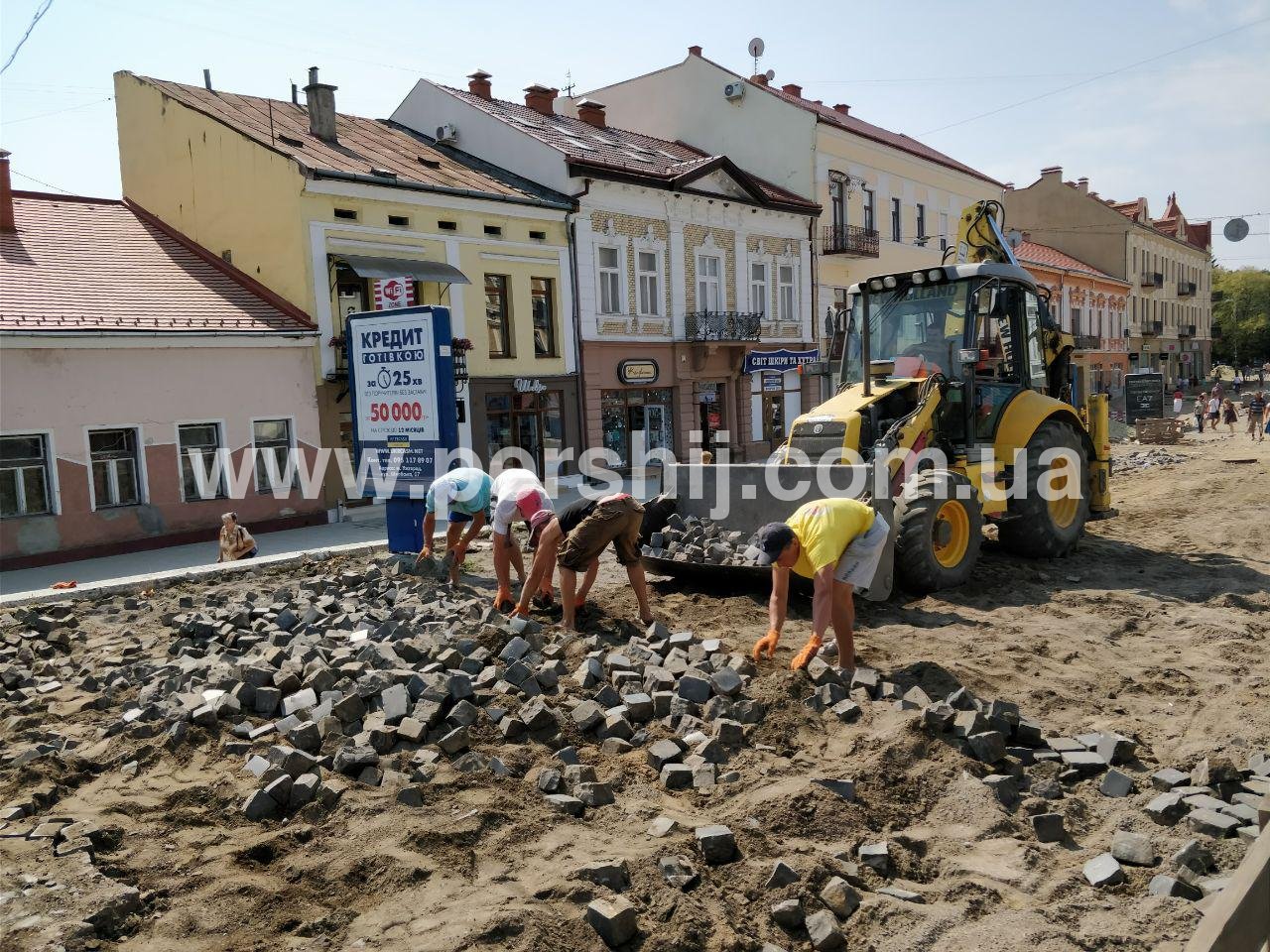 Пересуватись все важче: роботи на площі Петефі в Ужгороді тривають (ФОТО)