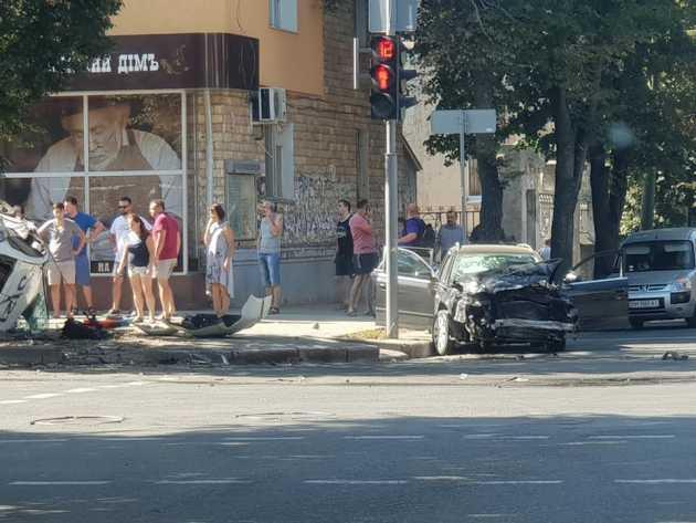 Поліцейський автомобіль збив людей на пішохідному переході (ФОТО\ВІДЕО)