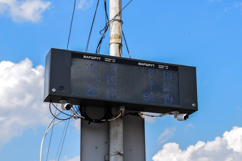 В Ужгороді на зупинках почали встановлювати електронні табло (ФОТО)