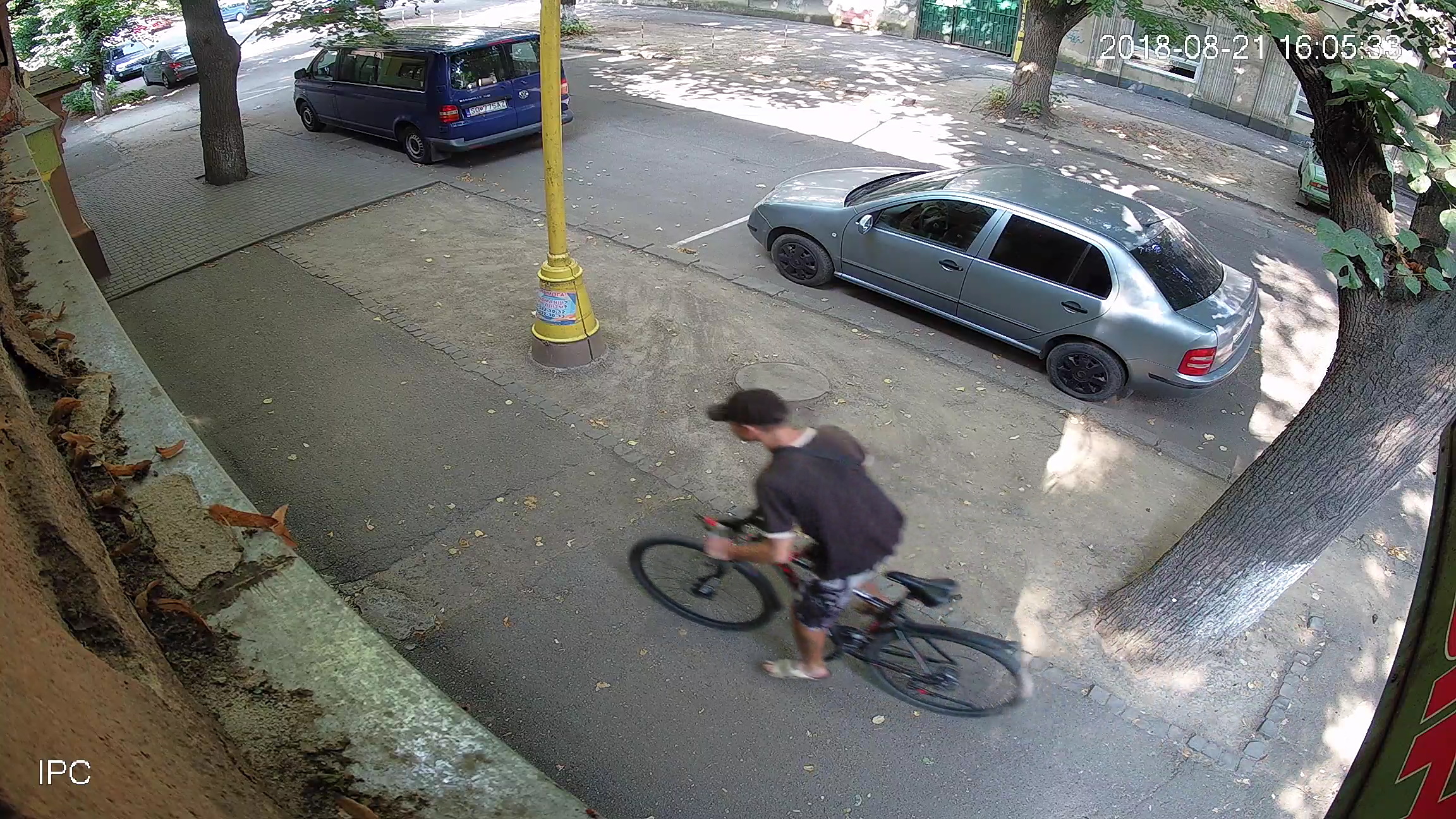 Камери відеонагляду зафіксували ужгородських велокрадіїв (ФОТО+ВІДЕО)