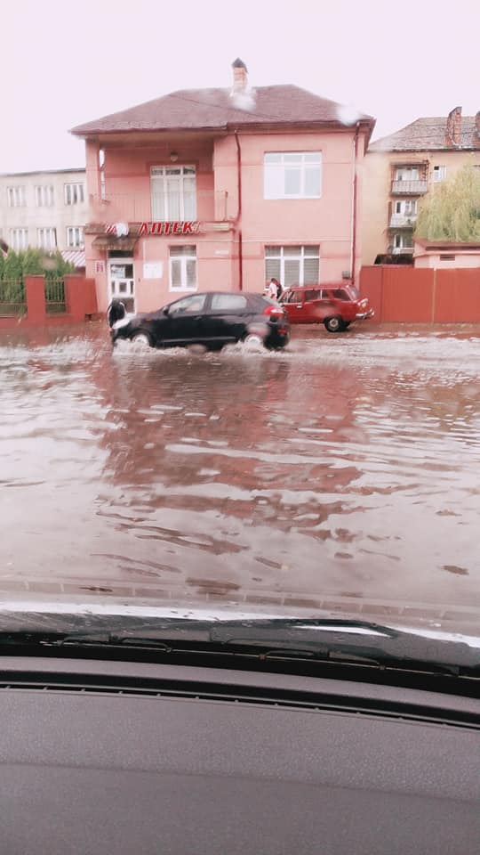 Після зливи Хуст перетворився на Венецію (ФОТО)