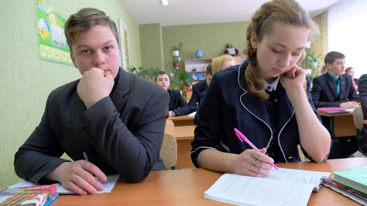 "Катастрофа освіти". 30% тих, що здали тести-2018 вважають Україну федерацією, а більше 40% не знають як називати точний час по-українськи
