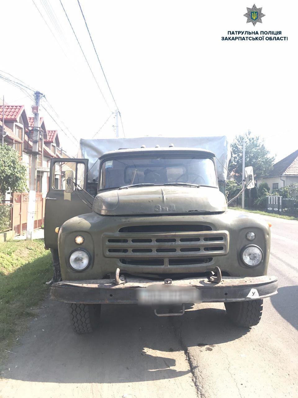 В Мукачеві везучи вантаж водій "залишав" його на дорозі (ФОТО)