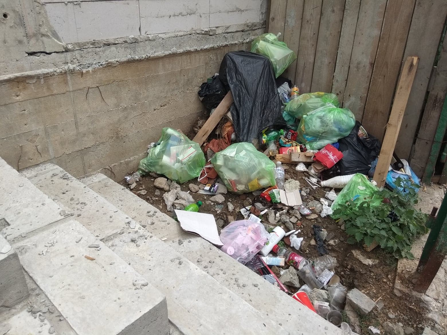 Черговий смітник на розі вулиць у Мукачеві (ФОТО)
