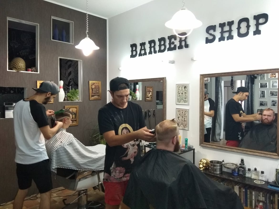 "Барбершоп": брутальні бороди та стильні зачіски роблять у Мукачеві (ФОТО)