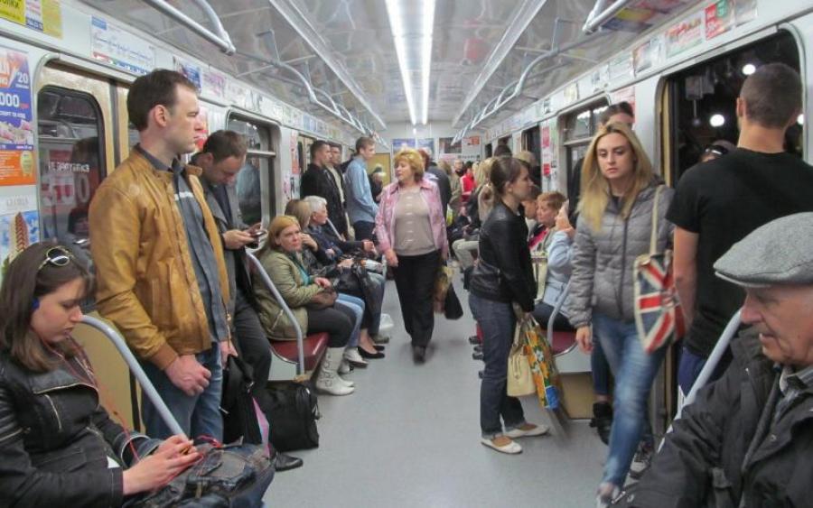 Трагедія в метро: неадекват порізав пасажирку і втік