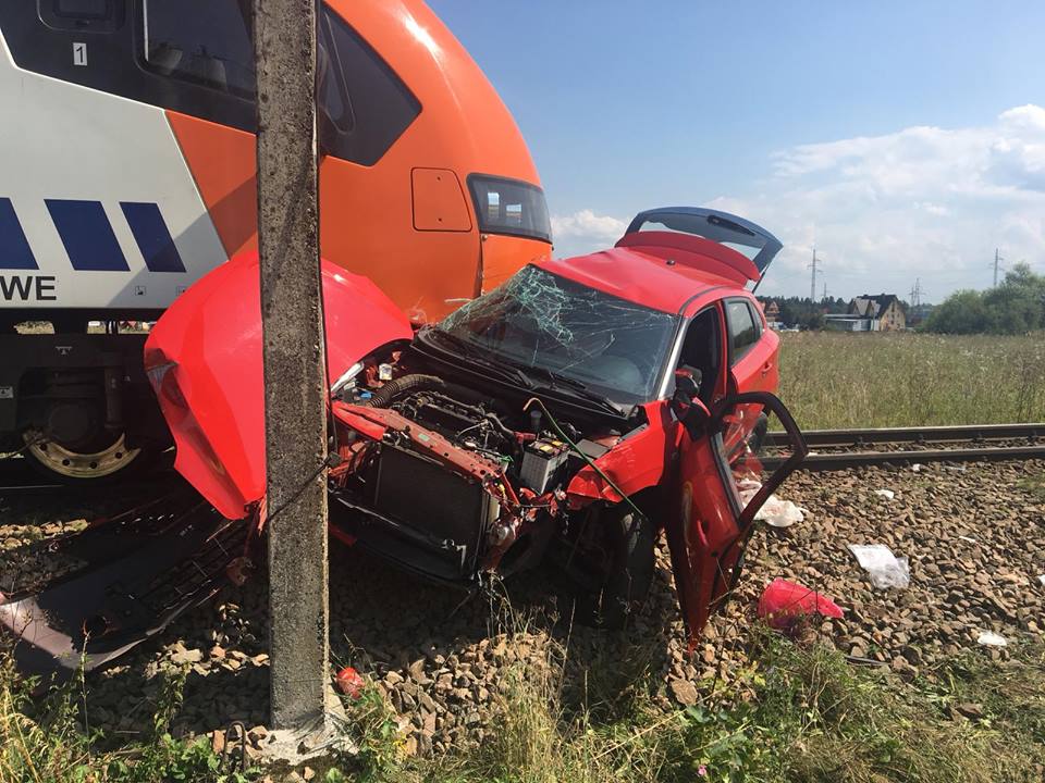 У сусідній Польщі потяг розчавив машину з 18-річною дівчиною (ФОТО, ВІДЕО)