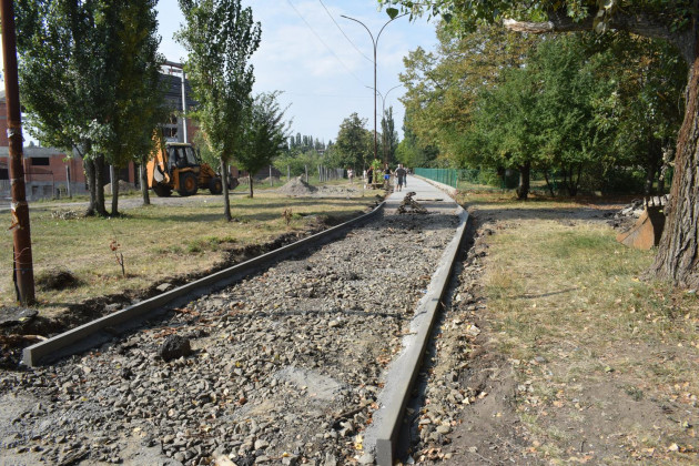 Біля двох ужгородських шкіл облаштовують нові тротуари (ФОТО)