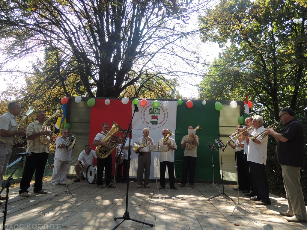 На Закарпатті в Солотвині святкували угорці (ФОТО)