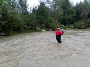 Жахлива ДТП в Карпатах: машина злетіла у воду, двох людей врятовано, третю – шукатимуть водолази (ФОТО)