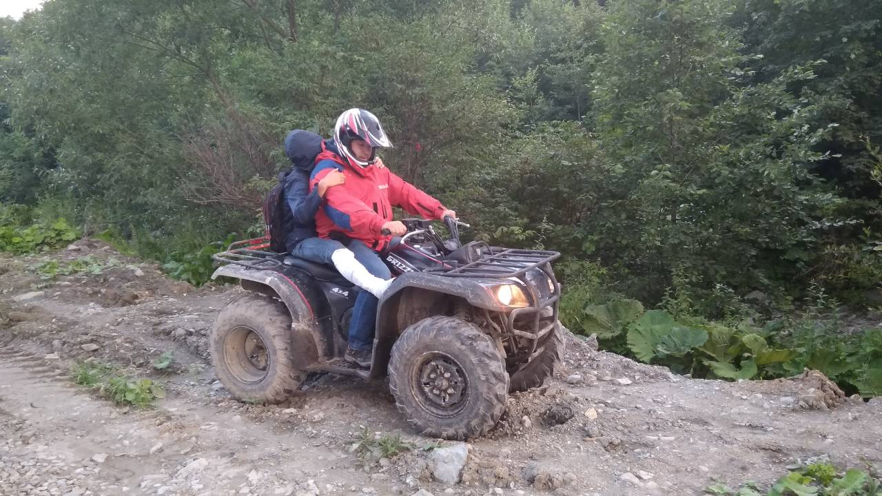 Гірські рятувальники Закарпаття надали допомогу туристу, що травмувався у горах