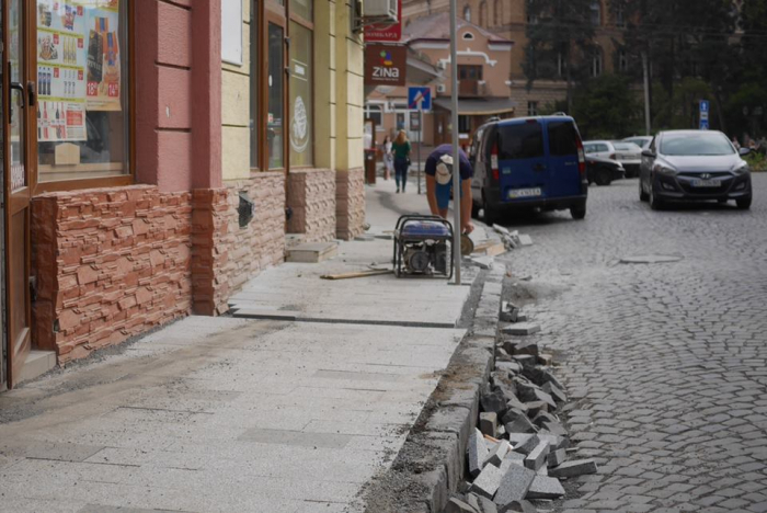 В Ужгороді продовжується ремонт тротуарів на Корятовича та на вулиці Заньковецької (ФОТО)
