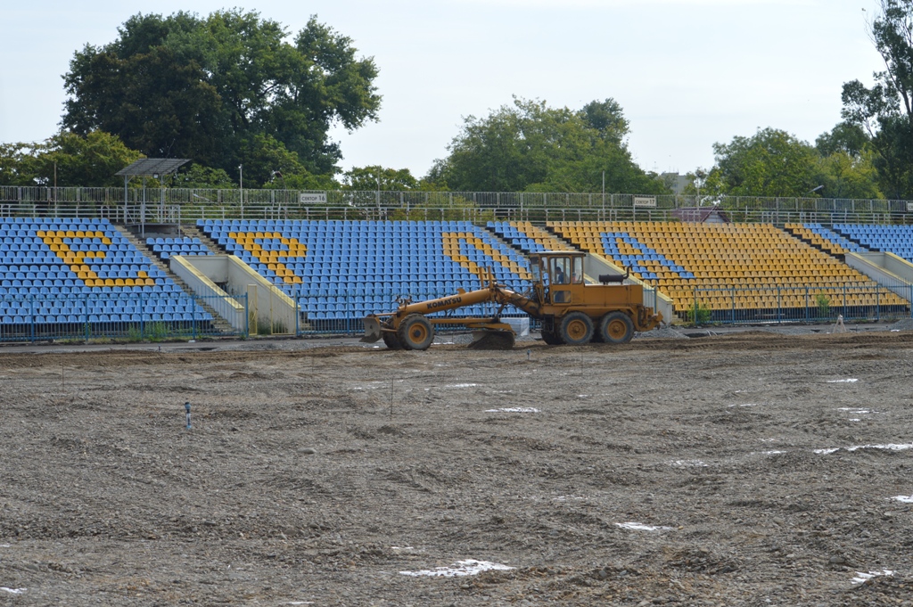 На стадіоні «Авангард» в Ужгороді тривають роботи з оновлення бігової доріжки та футбольного поля (ФОТО)