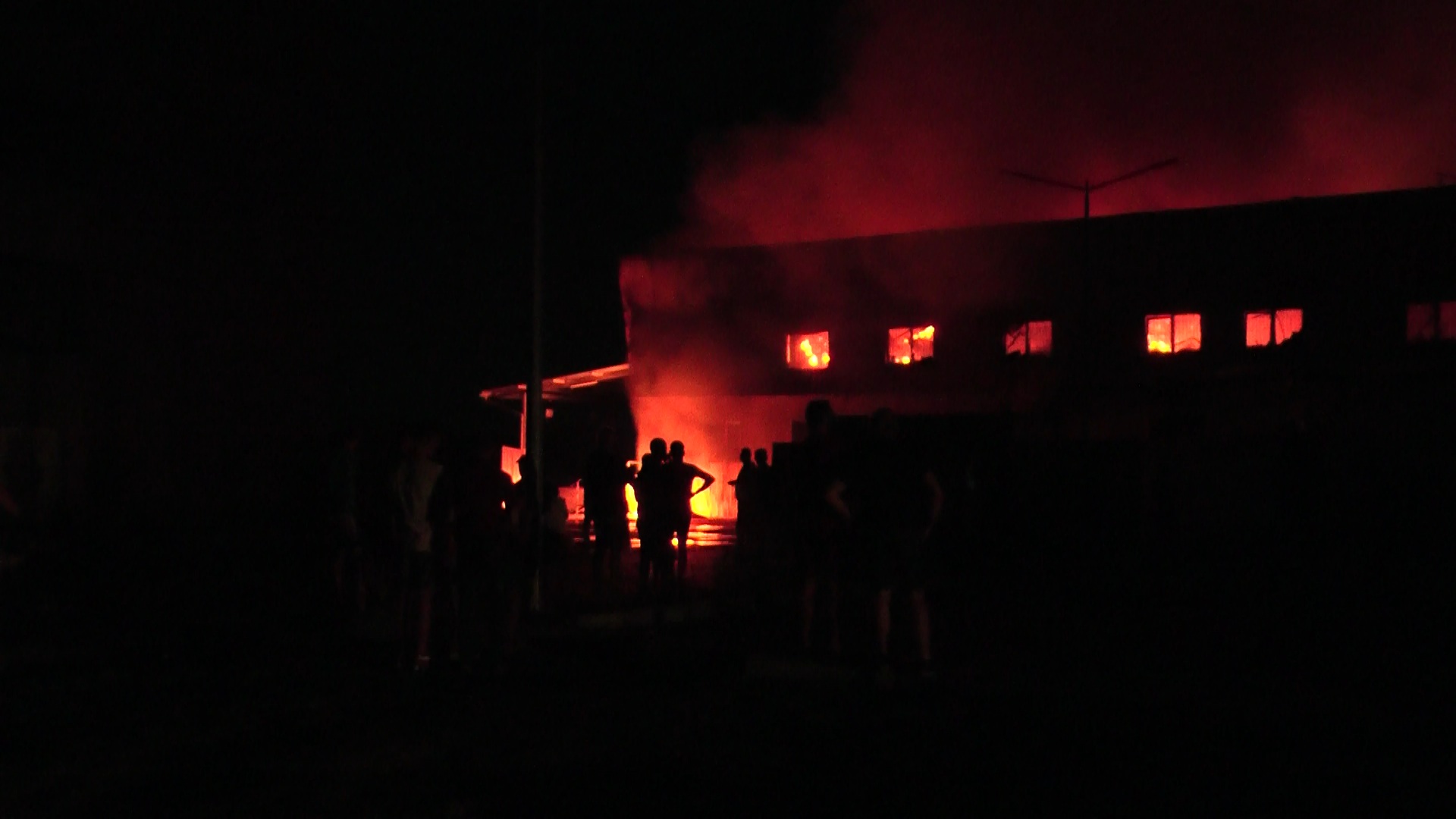 Дим і полум'я: Пожежа на "Новій пошті" у Мукачеві (ВІДЕО)