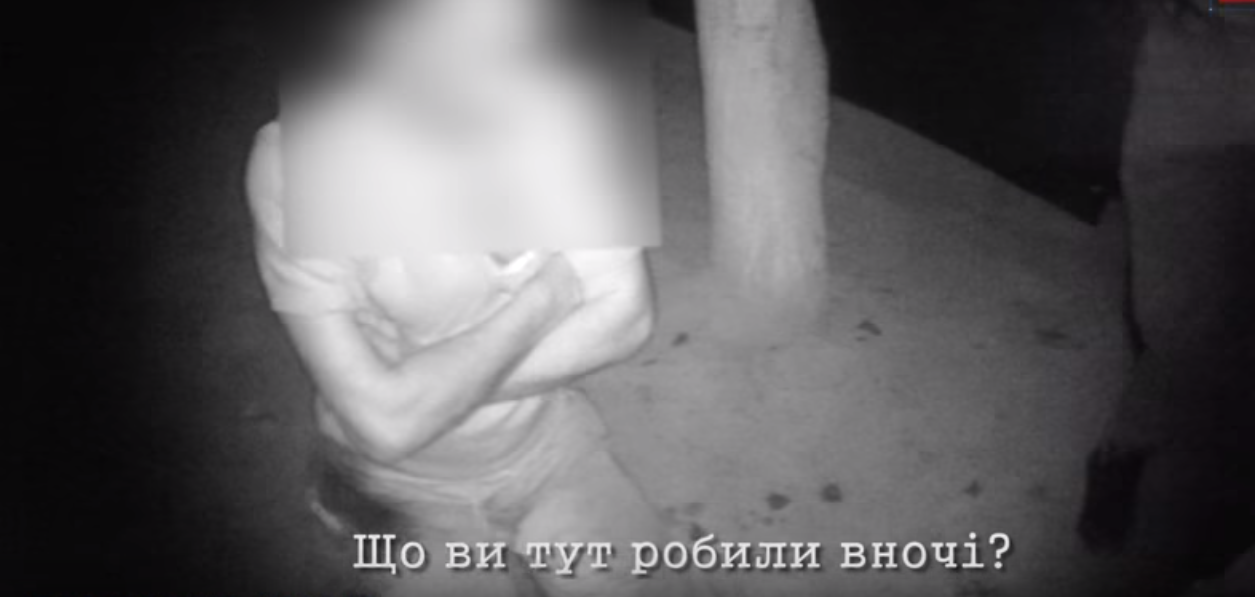 В Ужгороді нетверезий чоловік викрадав номерні знаки автівок з іноземною реєстрацією (Відео)