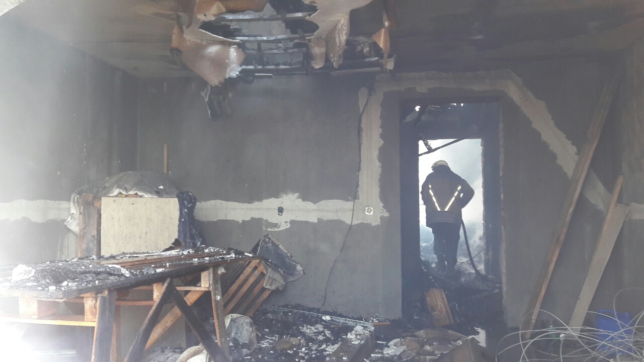 Ужгородські вогнеборці ліквідували пожежу у недобудованому житловому будинку (ФОТО)