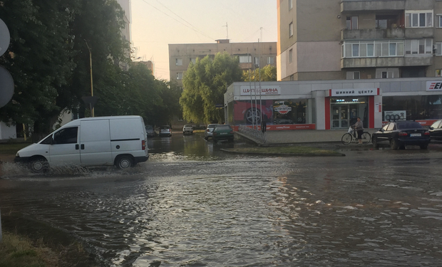 В Ужгороді проводяться аварійно-ремонтні роботи по вулиці Перемоги