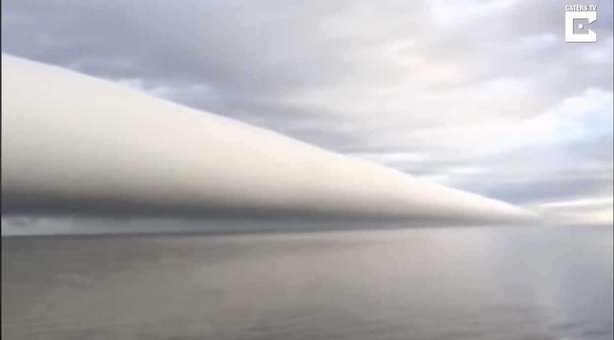 Хмара в формі труби простягнулась над узбережжям в США (ВІДЕО)