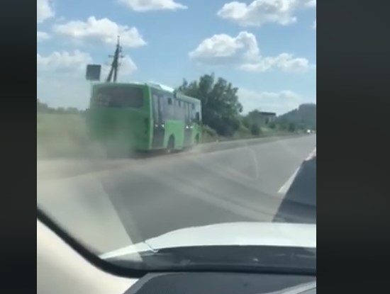 Серед білого дня в Мукачеві міський зелений автобус з'явився в неочікуваному місці (ВІДЕО)