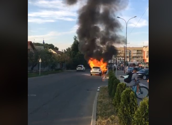 В Ужгороді біля універмагу "Дастор" палає автівка (ВІДЕО+ФОТО) ОНОВЛЕНО