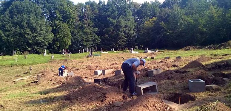 Що роблять у Хусті на кладовищі та навіщо розрили могили (ФОТО)