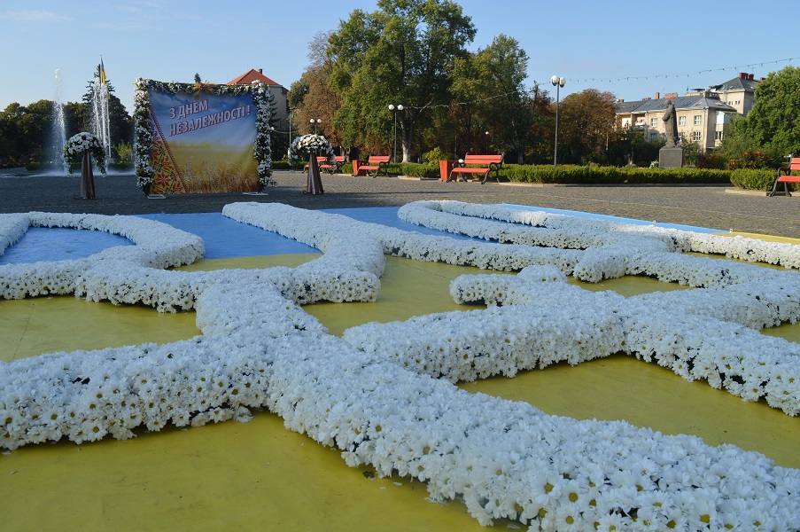 На головній площі Закарпаття встановлять велетенську карту України і тризуб із живих хризантем