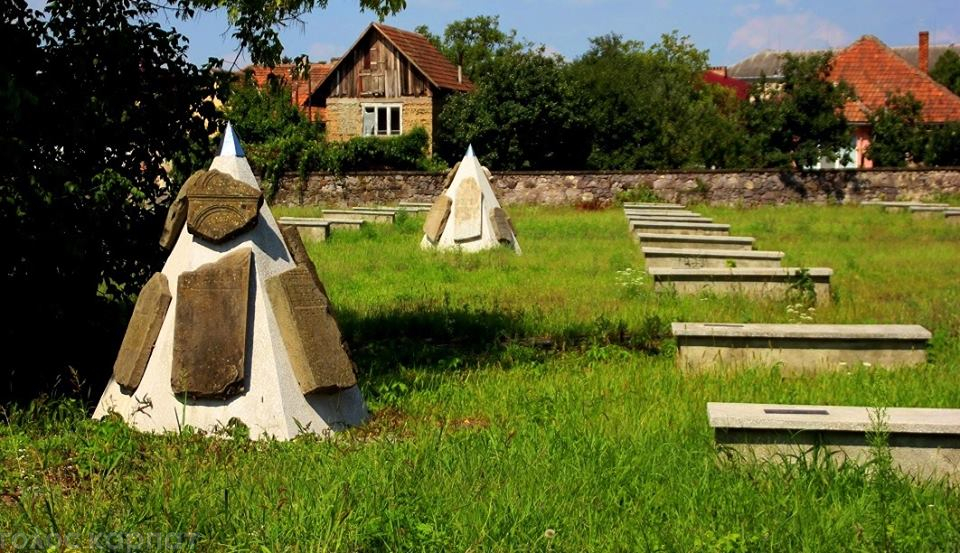 У мережі розповіли про таємниці старого єврейського цвинтаря в Мукачеві (ФОТО)