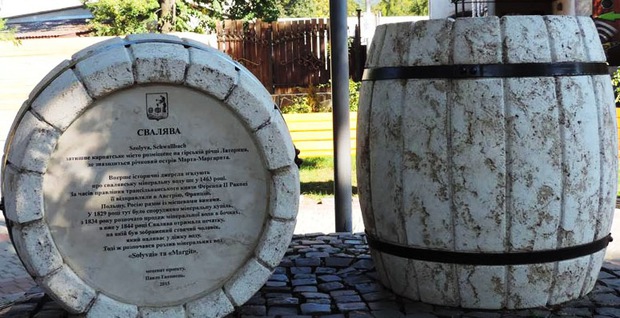 На Свалявщині встановлюють пам’ятки, як самим мінеральним водам в бочках так і людям, які їх розливали