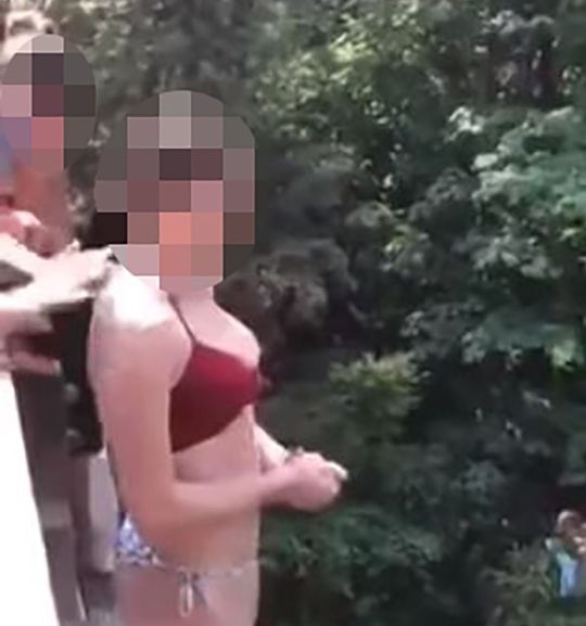 У мережі з'явилося відео, на якому підлітки зіштовхнули подругу з мосту