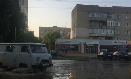 В Ужгороді ліквідували потоп на Капушанській (ФОТО)