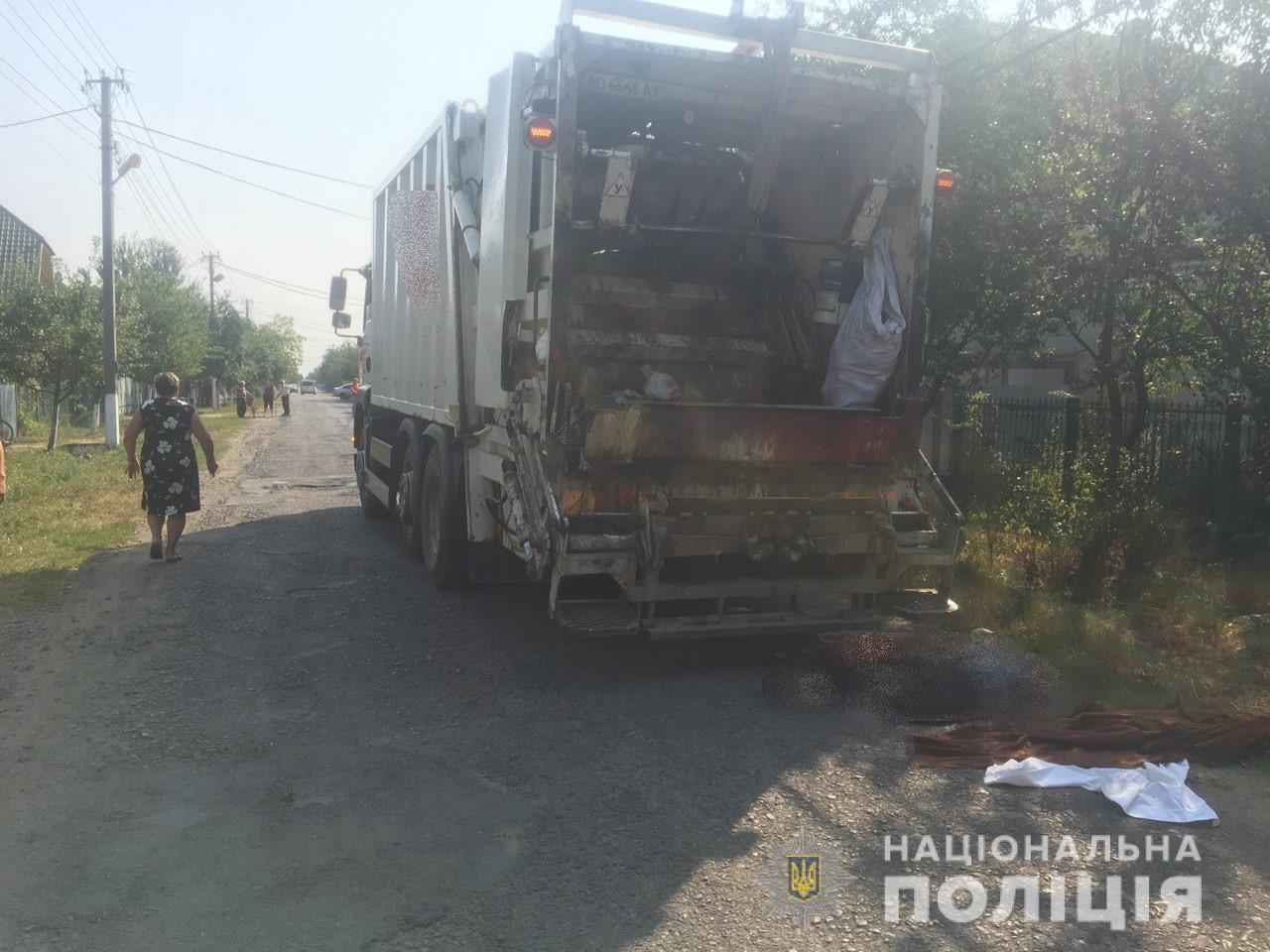 Поліція Мукачівщини встановлює причини наїзда вантажівкою «AVE» на пішохода