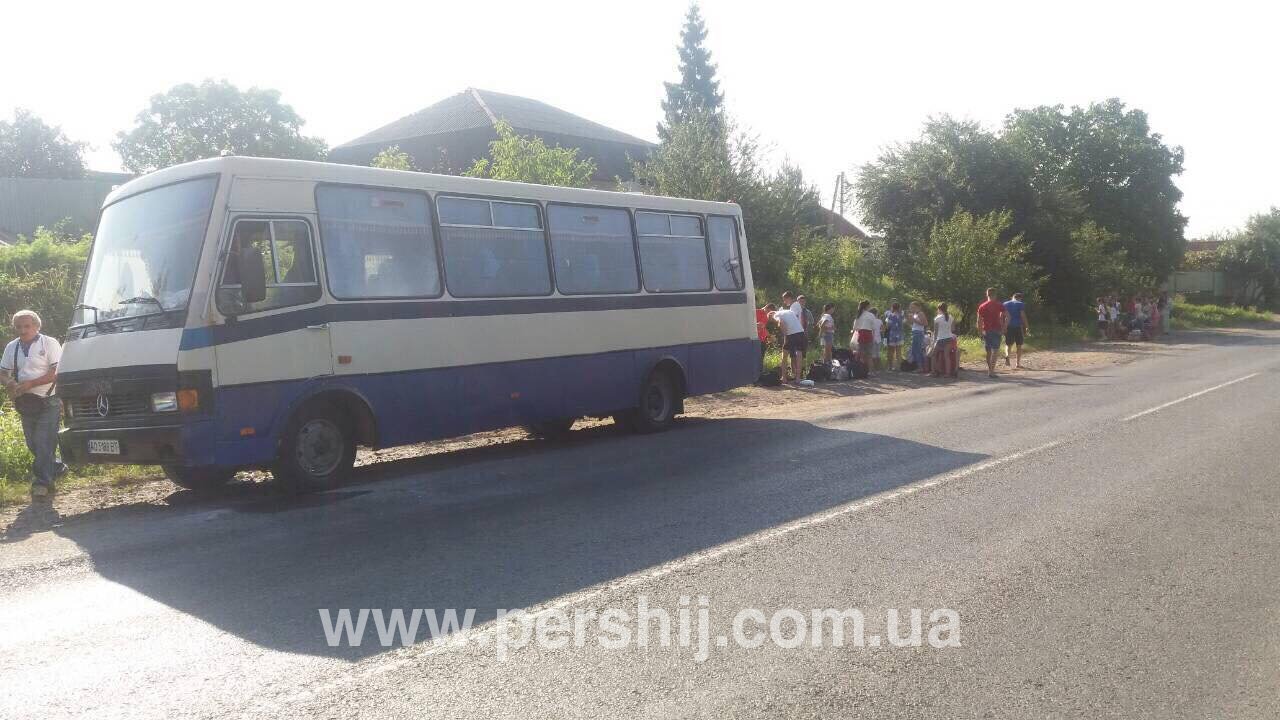 Під Березинкою евакуювали 30 дітей із автобуса, який зайнявся прямо на ходу (ВІДЕО)