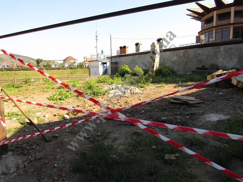 У зеленій зоні в самому центрі Мукачева розпочали будівництво (ФОТО)