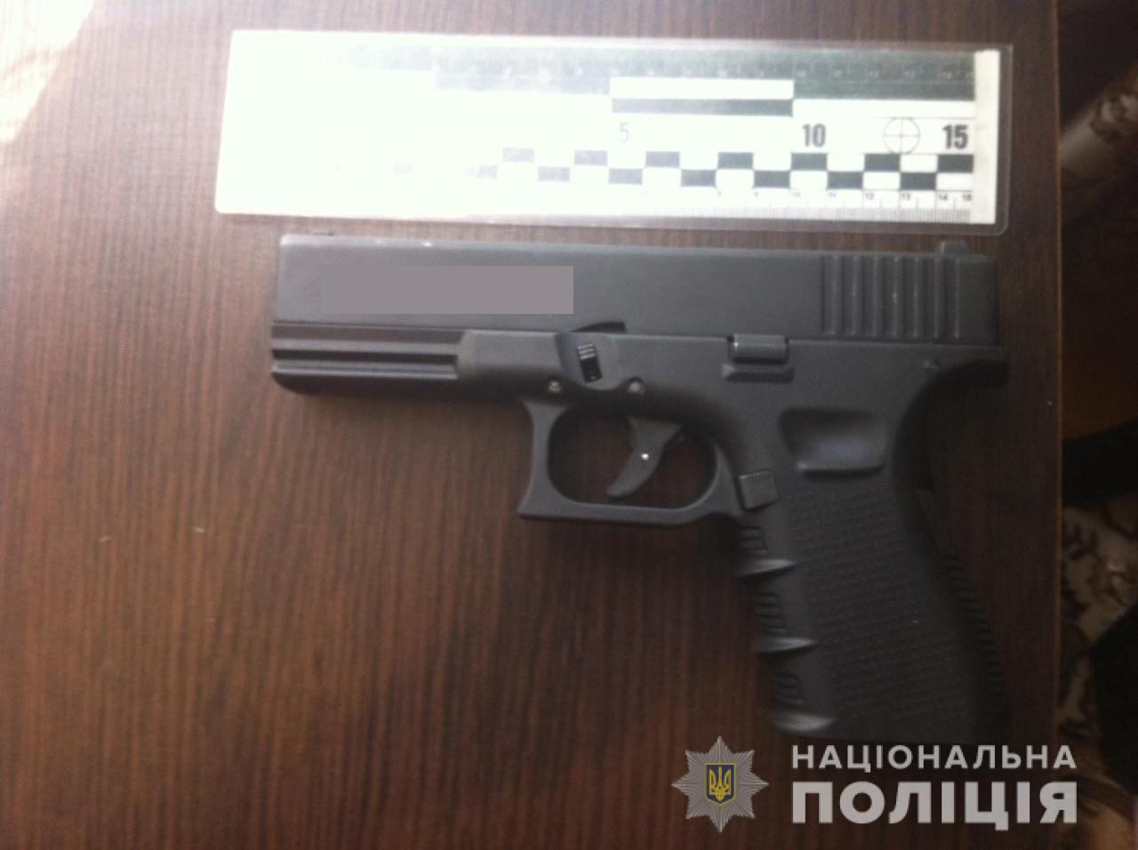 Поліція Закарпаття виявила на Житомирщині у місцевого велику суму грошей та зброю (ФОТО)