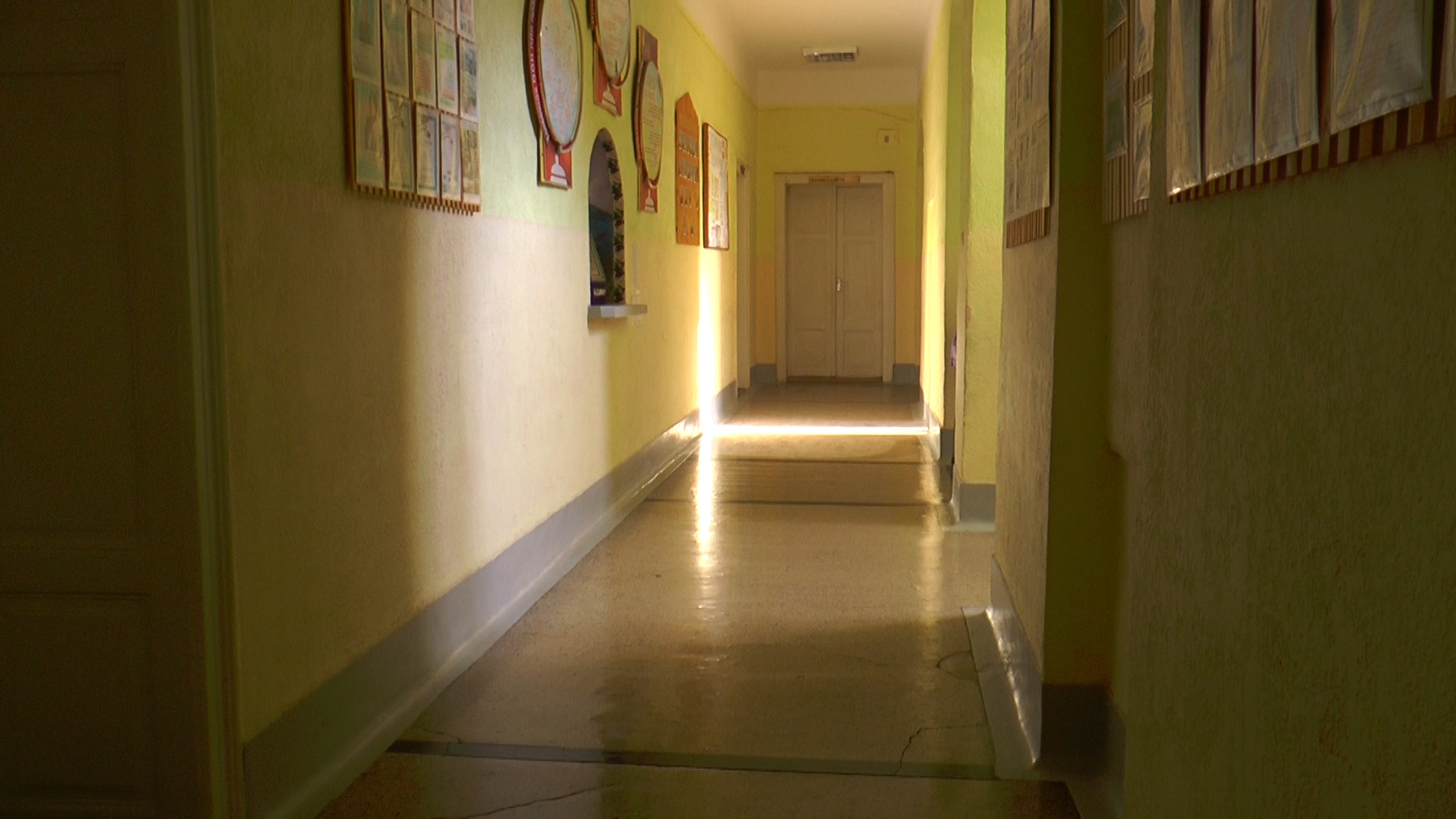 Учні школи №20 у Мукачеві другий тиждень навчаються без світла (ВІДЕО)