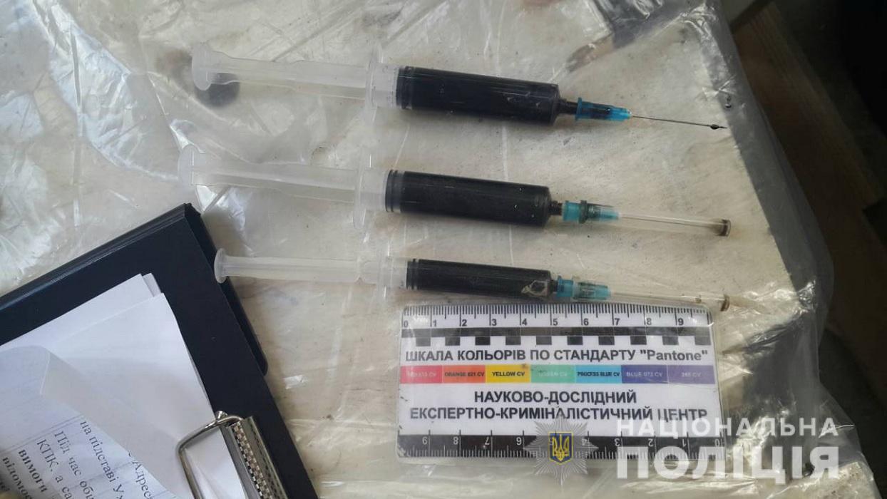 У Сваляві під час обшуку поліцейські виявили 9 літрів наркотиків (ФОТО)