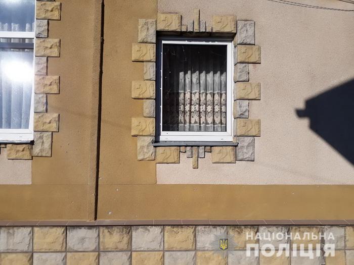 Правоохоронці Ужгородщини з’ясовують обставини вибуху поблизу будинку в місті Чоп