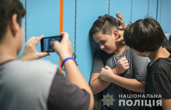 Закарпатські поліцейські-психологи розповіли, як уникнути цькування дітей у школі