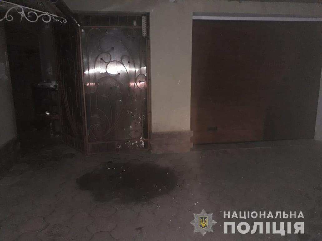 На Тячівщині у двір чоловіка кинули вибухівку (ФОТО)